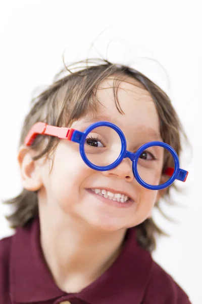 Glad liten pojke bär glasögon — Stockfoto