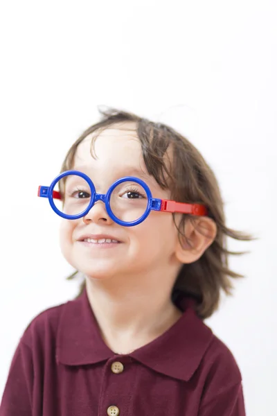 Glad liten pojke bär glasögon — Stockfoto