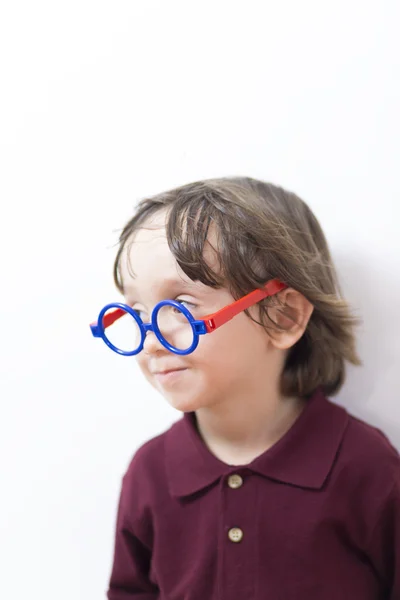 Счастливый мальчик в очках — стоковое фото