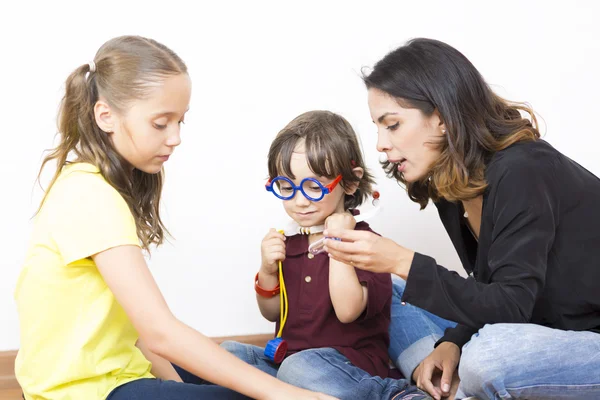 Gelukkig familie spelen — Stockfoto