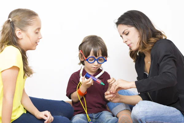 Gelukkig familie spelen — Stockfoto