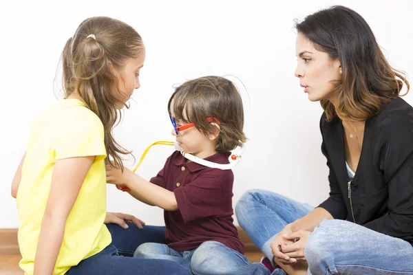 Gelukkig familie spelen — Stockfoto