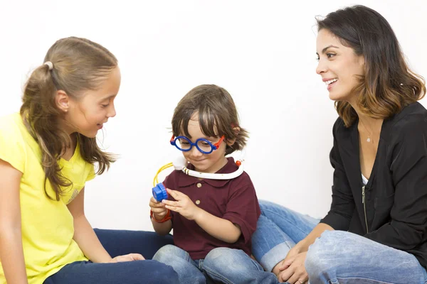 Familia feliz jugando —  Fotos de Stock