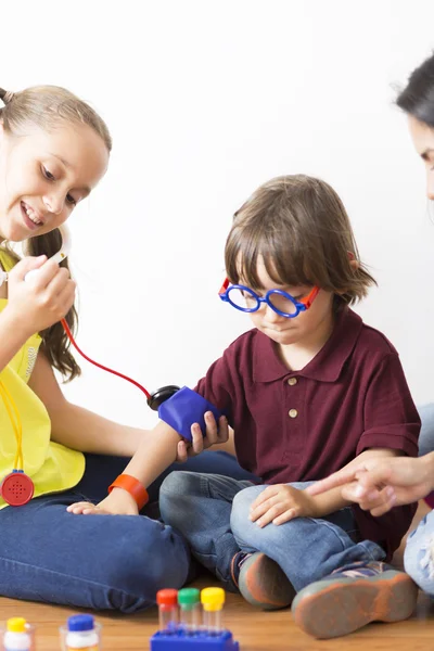 Glückliche Familie beim Spielen — Stockfoto