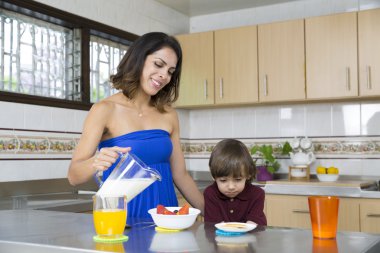 Mutlu anne ve oğlu having kahvaltı