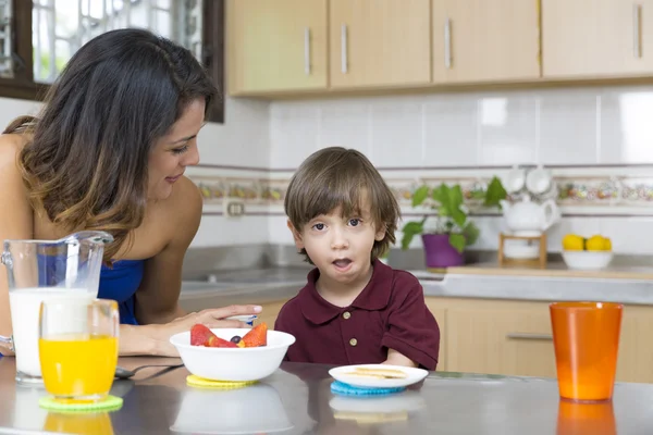 Gelukkig moeder en haar jongen ontbijten — Stockfoto