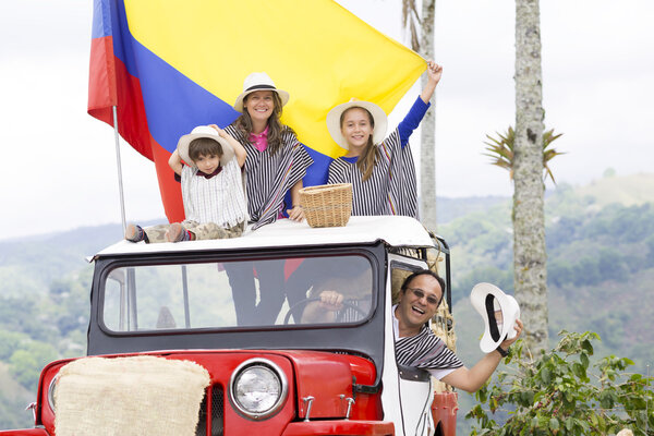 Счастливая семья на старом автомобиле
