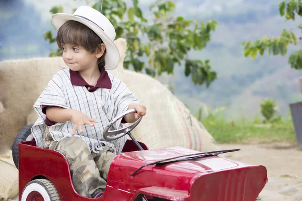 Glücklicher Junge im alten Auto — Stockfoto