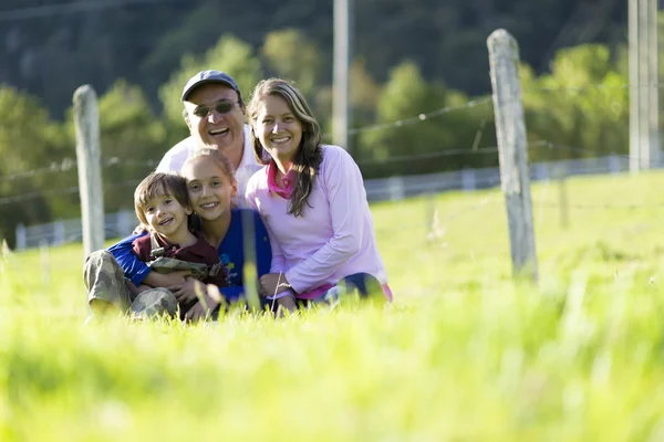 Familia feliz al aire libre — Foto de Stock