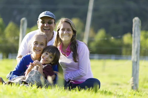 Familia feliz al aire libre —  Fotos de Stock