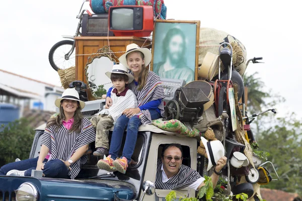 Familia feliz en coche viejo —  Fotos de Stock