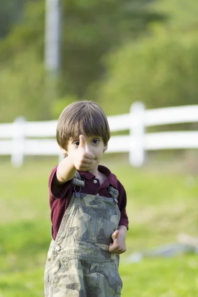 Feliz chico encantador mostrando pulgares hacia arriba — Foto de Stock