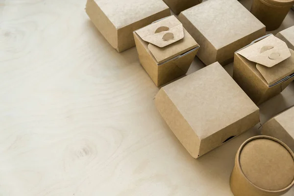 Nahaufnahme von Kraftpapier oder Pappverpackungen auf Holzgrund mit Platz für Ihre Kopie — Stockfoto