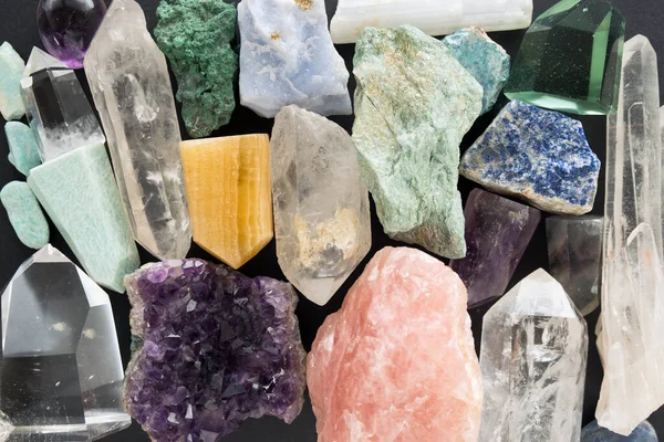 Fondo de cristales y piedras preciosas. Gemas coloridas y hermosos cristales en textura oscura —  Fotos de Stock
