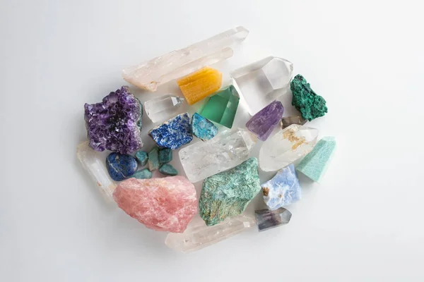 Cristales y piedras preciosas sobre un fondo w ite. Colocación plana de piedras preciosas y cristales de colores. —  Fotos de Stock