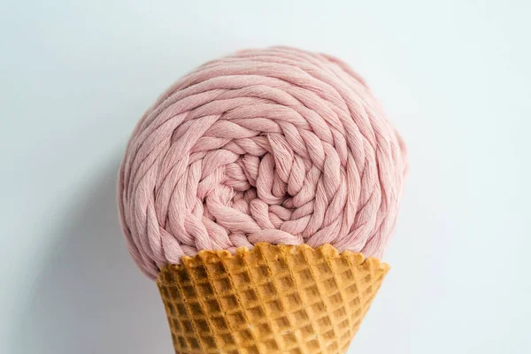 Closeup de fio de macarrão rosa novelo em cone de sorvete sobre um fundo branco — Fotografia de Stock