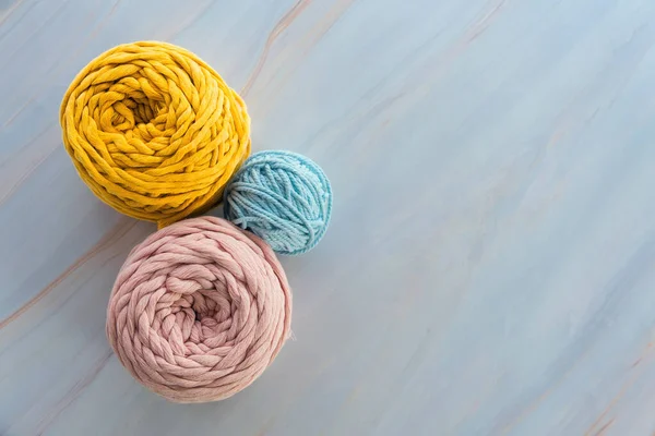 Vista dall'alto di matasse rotonde colorate di filati di cotone per la lavorazione a maglia macrame con spazio vuoto. — Foto Stock