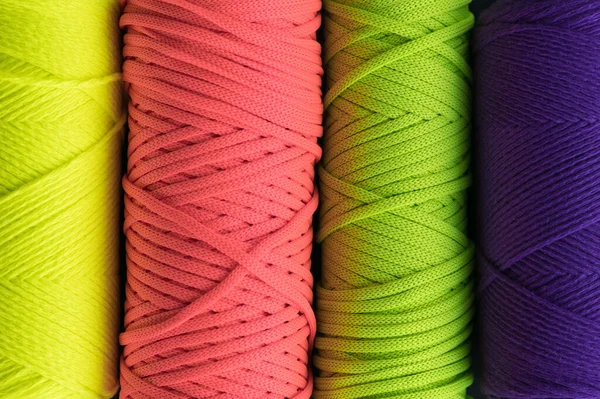 Hintergrund aus farbigem Makramegarn. Knäuel aus Baumwollgarn für das Makramstricken — Stockfoto