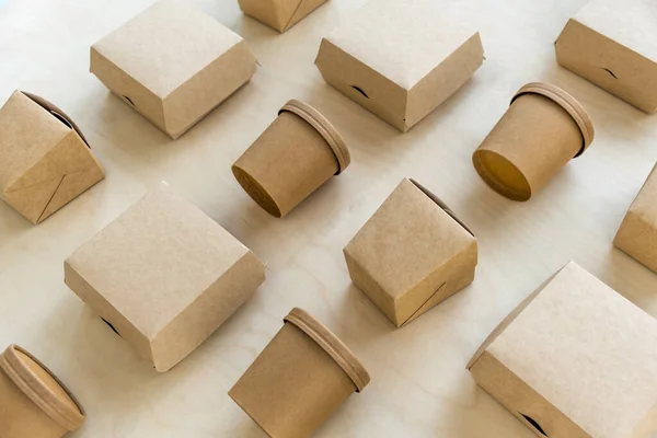 Emballages en carton kraft pour nouilles, hamburgers et soupes sur fond bois — Photo