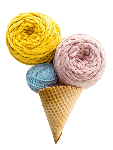 Espetos de fios de macarrão coloridos em cone de waffle de sorvete isolado em um fundo branco — Fotografia de Stock