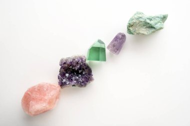Beyaz zemin üzerinde güzel mineraller ve kristal taşlar.