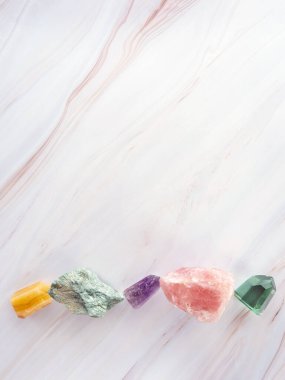 Güzel minerallerin ve mermer dokudaki kristal taşların arka planı