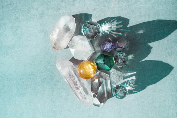 Vue de dessus des minéraux de guérison colorés, cristaux, gemstoes pour la relaxation et la méditation — Photo