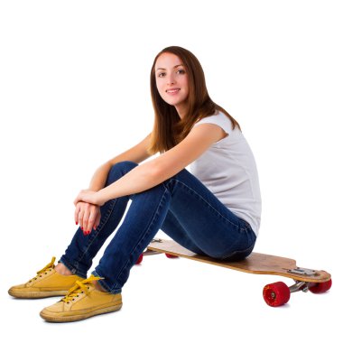 bir kaykay üzerinde oturan genç kadın