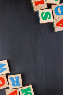 alfabe blokları ile koyu arka plan