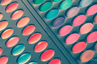 renkli makyaj paletleri