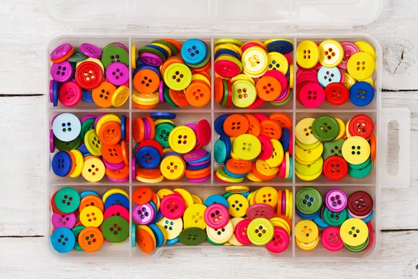 Boîte de boutons à coudre colorés — Photo