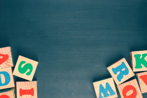 Dunkler Hintergrund mit Buchstabenblöcken — Stockfoto