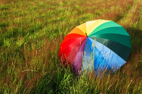 Kleurrijke paraplu buitenshuis — Stockfoto