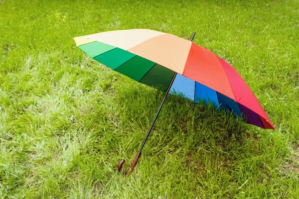 Цветной зонтик на открытом воздухе — стоковое фото