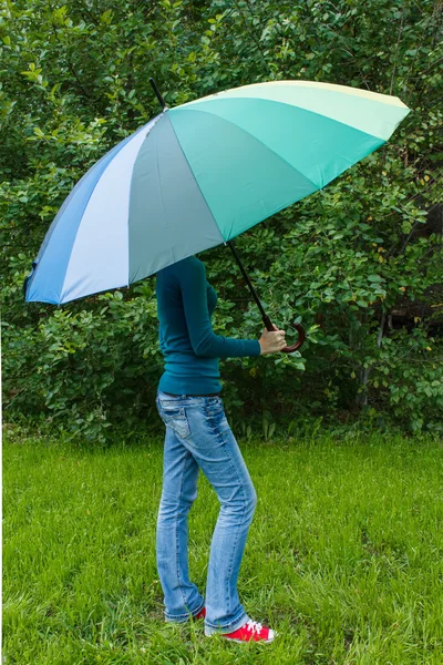 Kvinna med paraply — Stockfoto