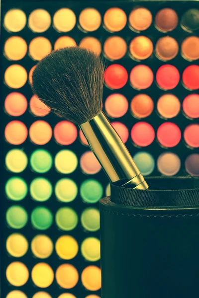 Make-up štětce a palety make-upu — Stock fotografie