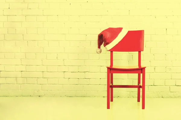Santa klobouk na židli — Stock fotografie