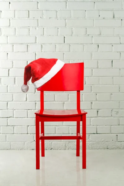 Santa καπέλο σε καρέκλα — Φωτογραφία Αρχείου