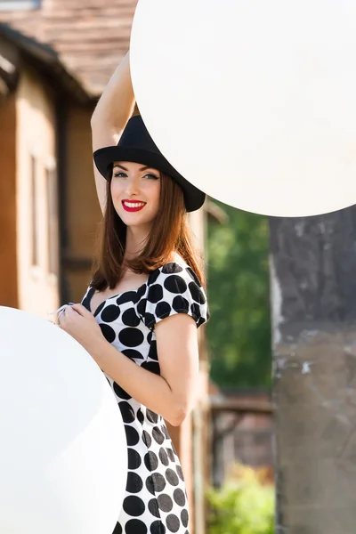 Mujer con globos blancos grandes — Foto de Stock