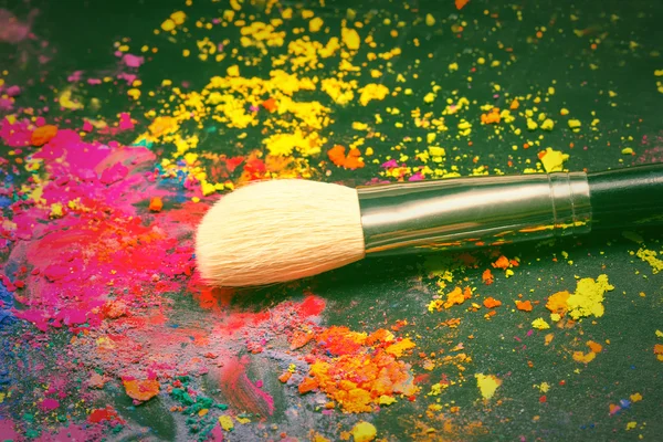 Makeup borste med färgglada pulver — Stockfoto