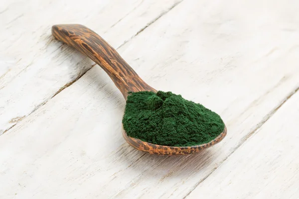 Bubuk Spirulina dalam sendok kayu — Stok Foto