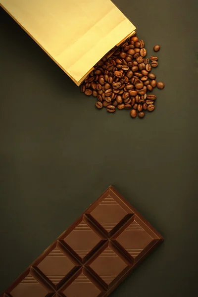 ถั่วกาแฟและช็อคโกแลตบาร์ — ภาพถ่ายสต็อก