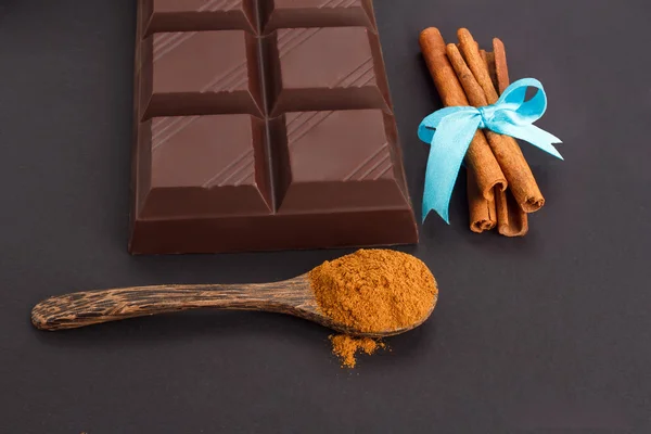Chocolate, canela y cuchara de madera Imagen de stock