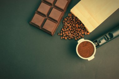 Kahve gri arka plan üzerinde ayarla