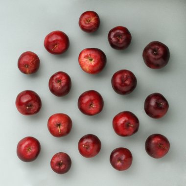 Organik kırmızı elmalar