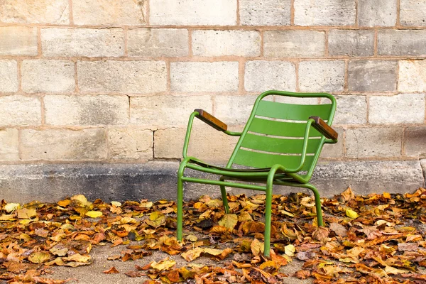 Общественный стул на открытом воздухе — стоковое фото