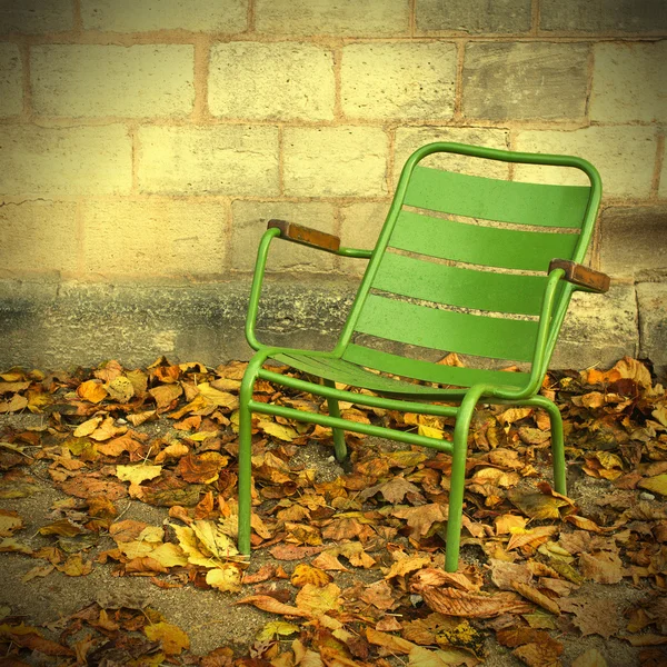 Общественный стул на открытом воздухе — стоковое фото