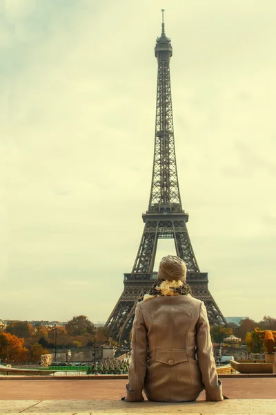 Donna e Torre Eiffel — Foto Stock