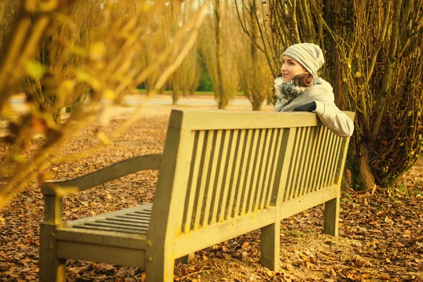 Jonge vrouw in een park — Stockfoto