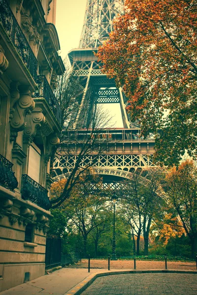 Eiffelturm zwischen Gebäuden — Stockfoto